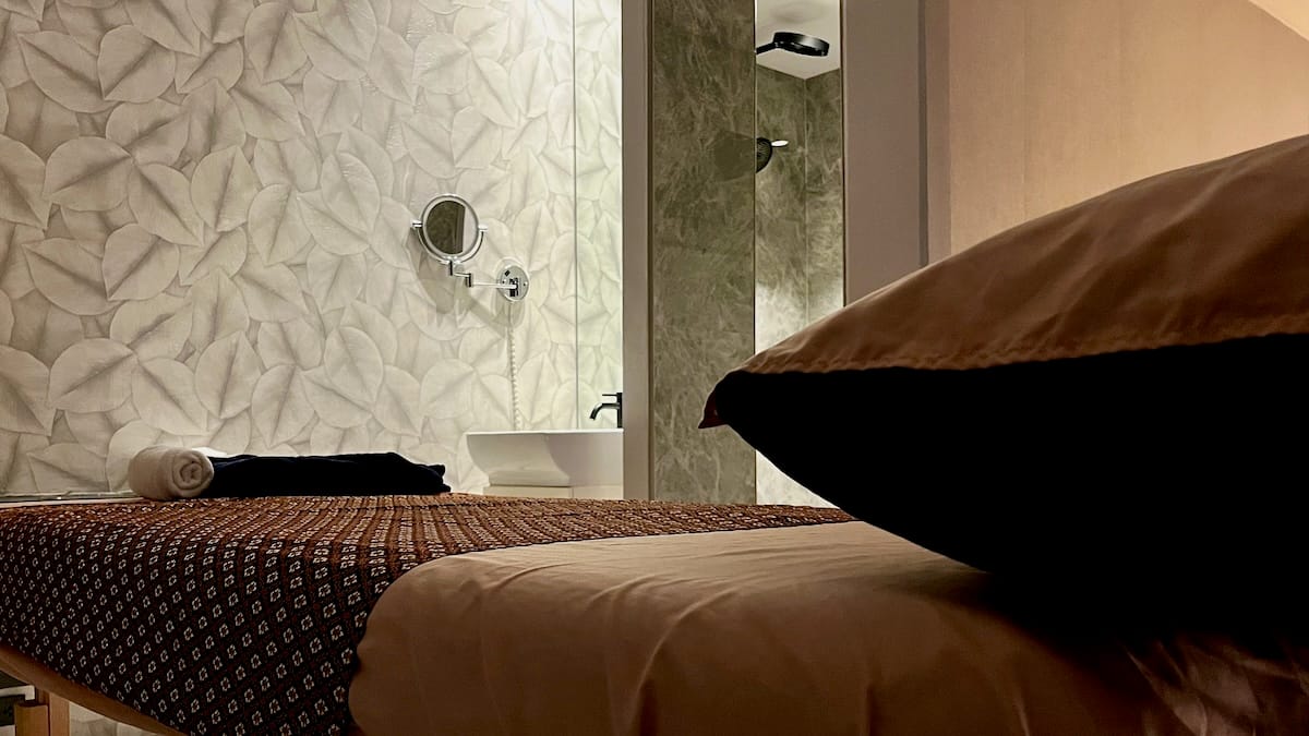 Privacy is essential to peace, calm, and relaxation. Yenjai Wellness offers private suites with showers for all of our premium package guests.